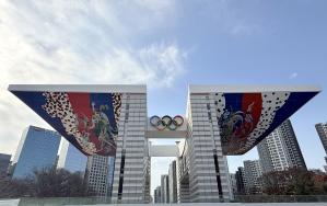 필자 박민우는 ‘25박 26일 치앙마이 불효자 투어’ ‘1만 시간 동안의 남미’ ‘지금이니까 인도, 지금이라서 훈자’ 등을 쓴 여행작가다. 방송을 통해 세계 각지의 삶과 문화를 전달하기도 했다.