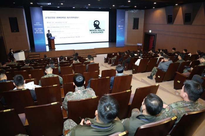 4일 서울 용산구 전쟁기념관에서 열린 국방체육세미나에서 국군체육부대 엄장원 군체육연구원이 주제 발표를 하고 있다. 조종원 기자