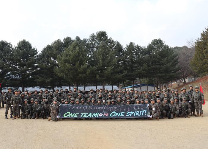 육군21보병사단 천봉여단 장병들이 KCTC 훈련 참가에 앞서 출정식을 하고 있다. 부대 제공