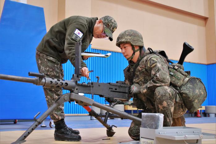 백골포병 최강부사관 선발 경연대회에 도전장을 낸 부사관이 화력장비 운용 능력을 평가받고 있다. 사진 제공=신우진 대위
