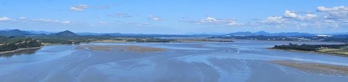 강화해협과 이어지는 조강(가운데)과 한강(오른쪽 위).