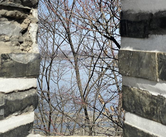 초지진 포좌를 통해 바라본 강화해협.