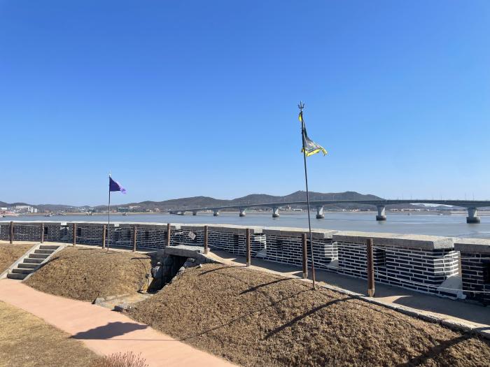 초지진 성벽 너머 강화해협.