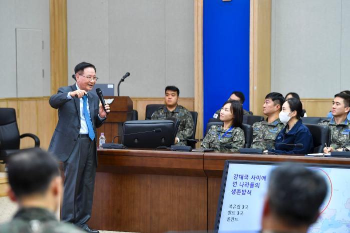 4일 공군본부 대회의실에서 열린 25-3차 하늘사랑 아카데미에서 덕성여대 이원복 명예교수가 ‘강대국 사이에 낀 나라들의 생존법’을 주제로 강연하고 있다. 공군 제공