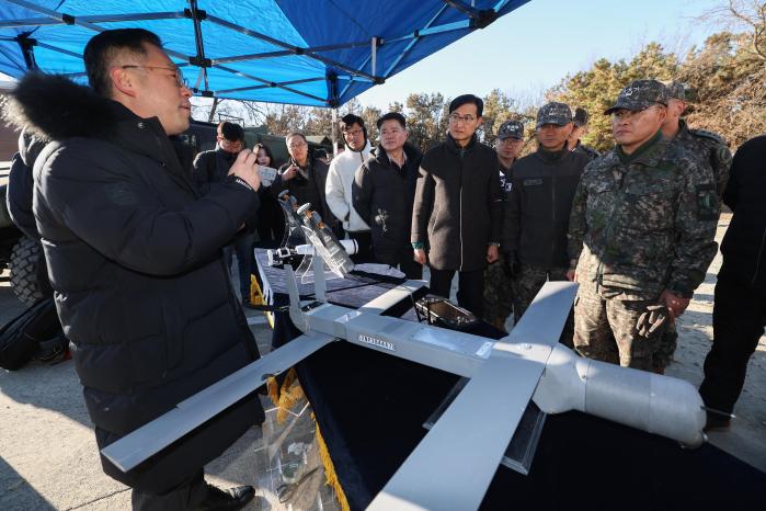 강관범(맨 오른쪽) 육군교육사령관이 4일 경기 양평군 일대 훈련장에서 열린 공격드론 활용 첨단 기술과제 전투실험에서 참가업체 관계자로부터 설명을 듣고 있다. 이윤청 기자