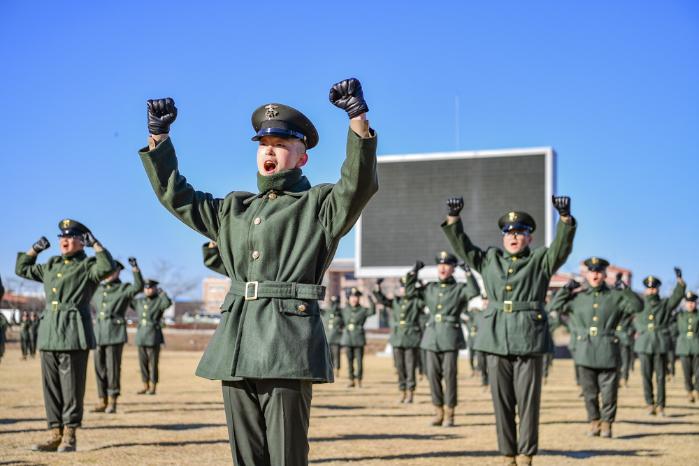 4일 해병대교육훈련단에서 열린 해병 1323기 수료식에서 무적 해병으로 태어난 신병들이 해병자격 선포에 환호하고 있다. 사진 제공=유진열 상병