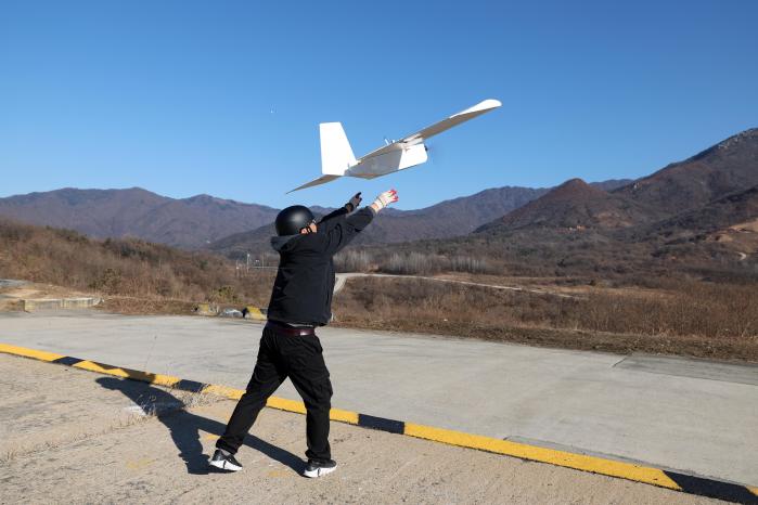 전투실험 참가업체 관계자가 종이드론을 날리고 있다.