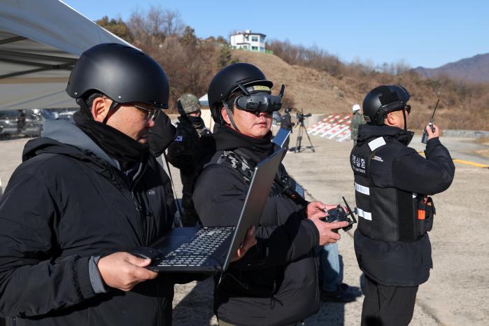 종이드론을 조종 중인 전투실험 참가자.