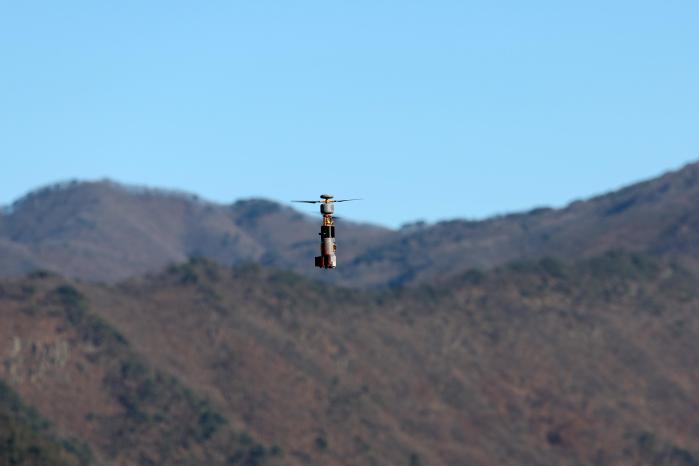 비행 중인 초소형 자폭드론.