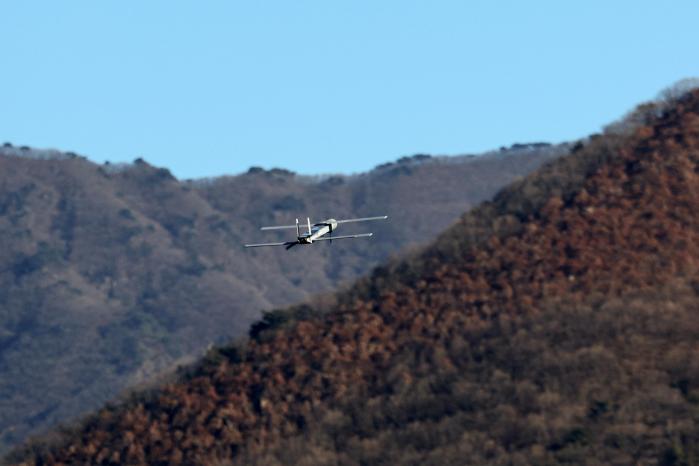 직충돌드론이 표적을 향해 비행하고 있다.