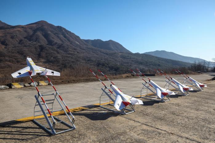 육군교육사령부가 4일 경기 양평군 일대 훈련장에서 개최한 공격드론 활용 첨단 기술과제 전투실험에서 군집드론이 이륙 준비를 하고 있다.