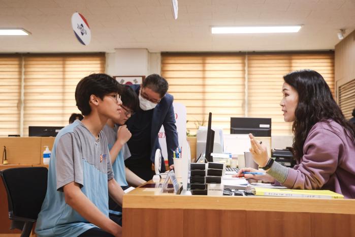 내년도 병무청 예산은 공정하고 신뢰받는 병무행정 구현에 중점을 두고 편성·확정됐다. 사진은 올해 첫 병역판정검사에서 신체검사를 받는 대상자들. 이경원 기자