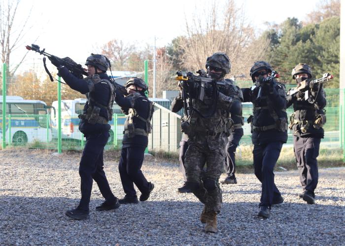 육군17보병사단 수색대대 장병들이 인천경찰청 기동대와 도시지역 합동 전술훈련을 하며 근접전투기술을 숙달하고 있다. 부대 제공