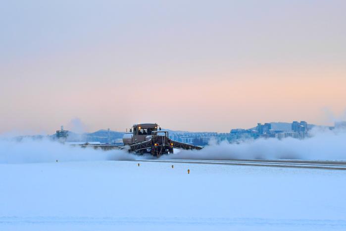 고성능 활주로 다목적 제설차 SE-88P가 제설작전을 전개하고 있다. 공군 제공