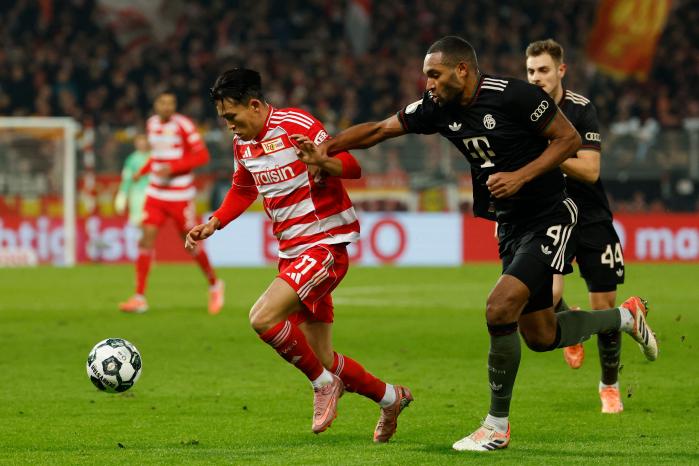 독일 프로축구 분데스리가 우니온 베를린에서 뛰는 정우영(왼쪽)이 4일(한국시간) 독일 베를린의 슈타디온 안 데어 알텐 푀르스테라이에서 열린 바이에른 뮌헨과의 독일축구협회(DFB) 포칼 16강전에서 드리블을 하고 있다. 정우영은 선발로 나서 후반 38분까지 뛰었으나 팀은 2-3으로 져 뮌헨에 8강행 티켓을 내줬다. 뮌헨의 김민재는 후반 41분 투입돼 두 선수의 맞대결은 성사되지 않았다. AFP·연합뉴스