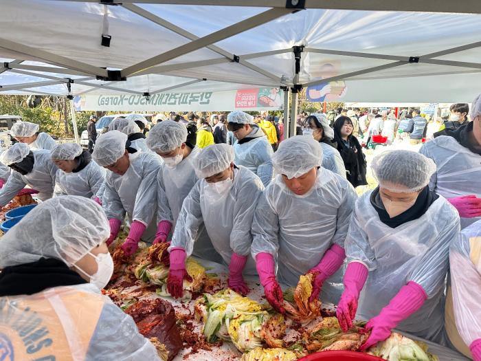 4일 해군3함대 32전대 장병들이 부산시 남구 장애인복지관을 찾아 바자회 수익금을 전달한 뒤 김장 봉사를 하고 있다. 부대 제공