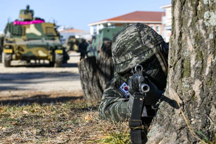 해병대1사단 포병여단이 지난 2일부터 4일까지 진행한 포병중대 전술훈련평가에서 한 장병이 전방경계를 하고 있다. 부대 제공