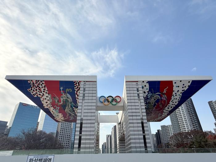 올림픽공원 입구에서 만날 수 있는 세계평화의 문. 사진=필자 제공