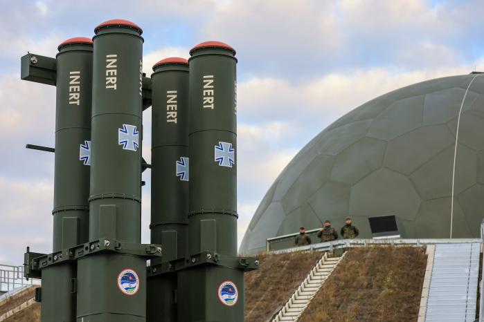 3일(현지시간) 독일 쇠네발데-홀츠도르프 공군기지에 이스라엘산 미사일 방어시스템 ‘애로-3’가 배치돼 있다. 이번 배치는 러시아 위협 대응용이며 애로-3가 이스라엘 외 국가에 배치된 첫 번째 사례다. AP·연합뉴스