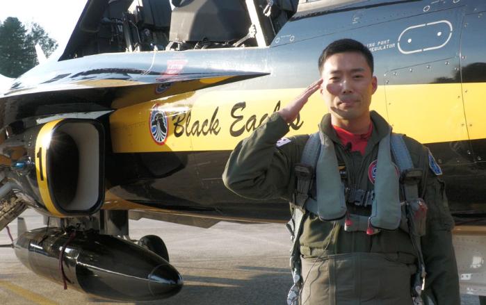 경례하고 있는 임 소령.