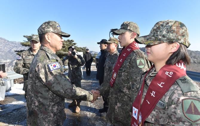 진영승(맨 왼쪽) 합참의장이 지난 5일 수도권 방어를 담당하는 부대를 방문해 임무 완수에 최선을 다하는 장병들을 격려하고 있다. 합참 제공