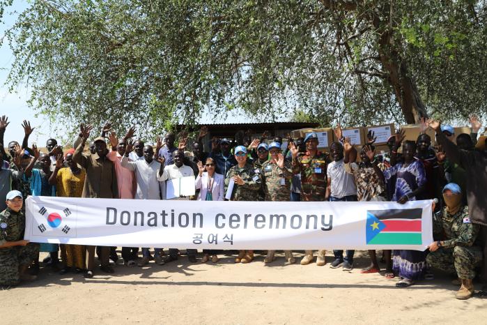 한빛부대 20진이 남수단 실향민 캠프에 의약품과 생활필수품 등을 대규모 공여했다. 행사 종료 후 주요 내빈과 참석자들이 기념촬영하는 모습. 사진 제공=전상권 육군대위