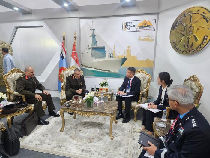 방극철(오른쪽 셋째) 방위사업청 기반전력사업본부장이 모하메드 아들리 압델 와헤드 이집트 국방부 전력국장과 양국 방산협력 현안을 논의하고 있다. 방사청 제공