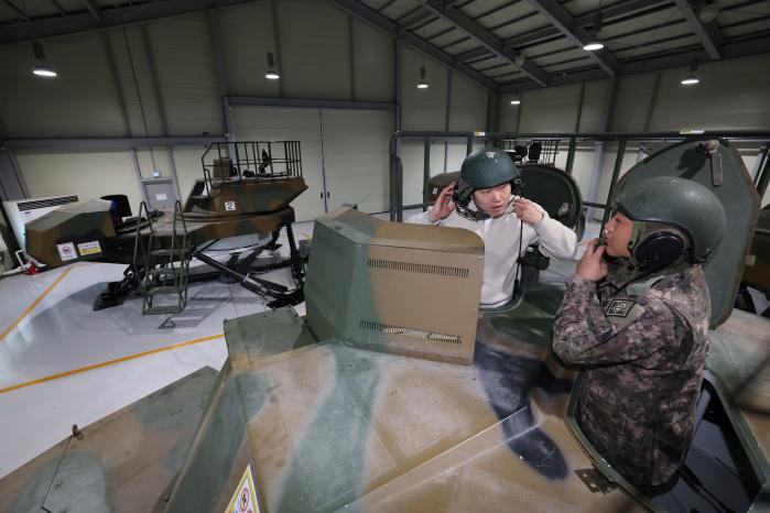 본지 박상원(왼쪽) 기자가 TMPS를 이용해 훈련 전 설명을 듣고 있다.