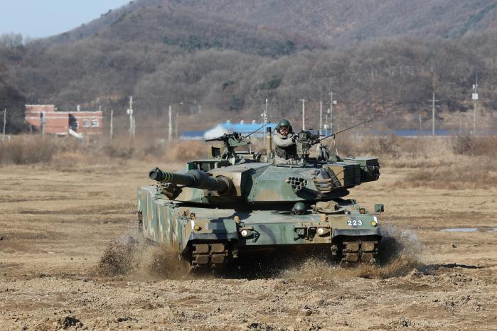 국방일보 박상원 기자가 지난 3일 경기 파주시 무건리사격장에서 육군2기갑여단 K1A2 전차 탑승 체험을 하고 있다.