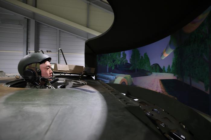 2기갑여단 김현우 상사가 K계열 전차 소부대 전술모의훈련장비(TMPS)를 운용하고 있다.