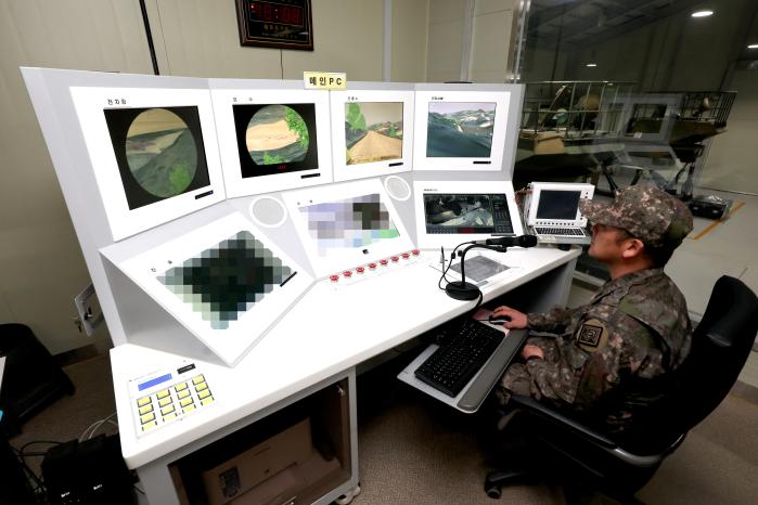 전차 소부대 전술모의훈련장에서 통제관이 장병들의 훈련 모습을 지켜보고 있다.