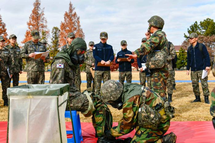 공군1전투비행단이 지난 4일 진행한 기지 통합 제독소 운용 야외기동훈련(FTX) 중 의무행정 초급장교들이 화생방 상황에서의 인체·장비 제독 절차를 교육받고 있다. 사진 제공=이준혁 병장