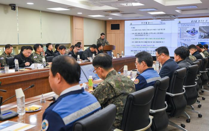 지난 4일 해군군수사령부 대회의실에서 열린 2025년 군수데이터 종합발전 추진평가 회의에서 관계관들이 2025년 군수데이터 추진성과 분석에 대해 논의하고 있다. 사진 제공=최혜진 하사