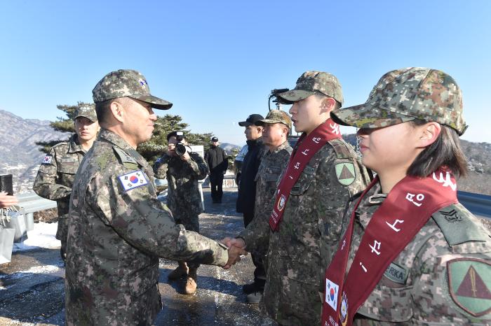 진영승(맨 왼쪽) 합참의장이 지난 5일 수도권 방어를 담당하는 부대를 방문해 임무 완수에 최선을 다하는 장병들을 격려하고 있다. 합참 제공