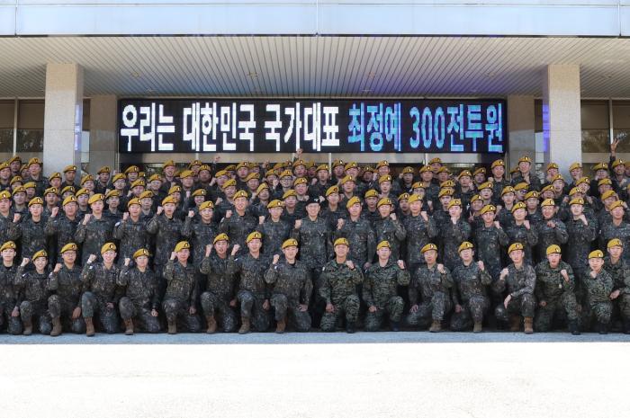 김규하 육군참모총장이 최정예 300전투원 선발자들과 함께 기념사진을 찍으며 파이팅을 외치고 있다. 육군 제공