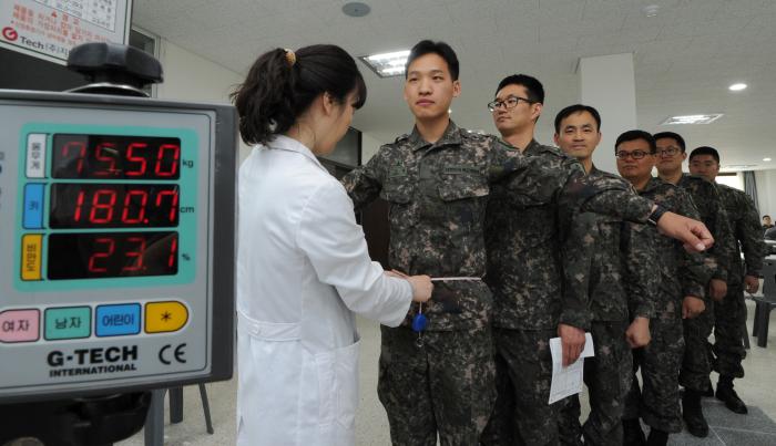 국방부가 장병 처우·근무환경 개선에 내년도 국방예산을 집중 투자한다. 초급간부 획득부터 장기복무 유도, 중견간부의 직업 만족도 증진까지 ‘선순환’ 효과를 노렸다. 급식·피복·군수의 질을 높이는 것은 물론, 당직근무비 인상과 장기근속자의 종합건강검진비 지원 등을 위한 예산도 새로 편성했다. 병영식당에서 급식을 먹는 장병들(위)과 건강검진을 받는 간부들(아래). 국방일보 DB