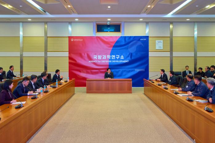 이재명 대통령이 지난 5일 대전 국방과학연구소(ADD)를 방문해 격려 발언을 하고 있다. 이 대통령은 이날 ADD의 미사일 연구시설 등 핵심 시설을 점검하며 연구개발 현황과 성과를 보고받았다. 대통령실 제공