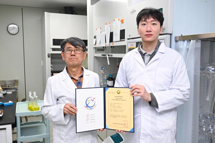 공군91항공공병전대 공병기술연구소 김동경·전성욱(왼쪽부터) 군무주무관이 토양 분야 정도관리 검증서를 들어 보이고 있다. 공군 제공