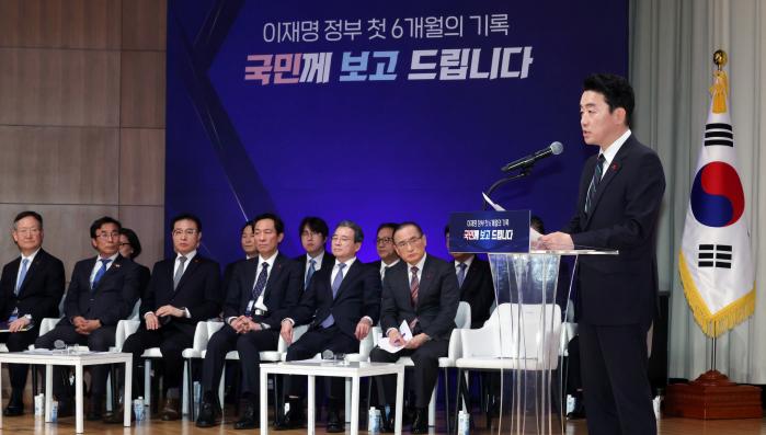 강훈식 비서실장이 7일 용산 대통령실에서 열린 이재명 정부 6개월 성과 기자간담회에서 발언하고 있다. 연합뉴스