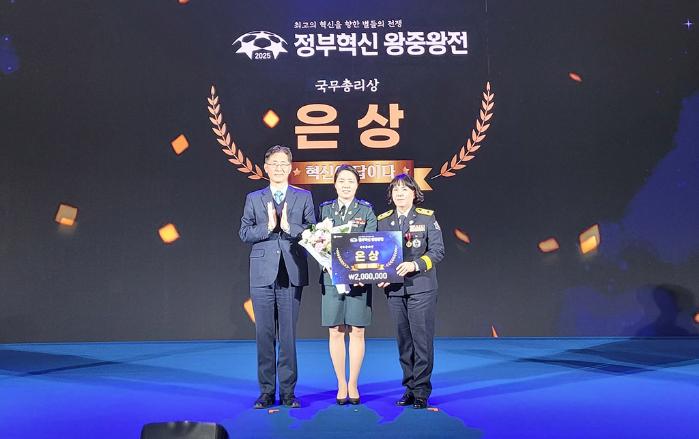 국군의무사령부와 인천소방본부 관계자들이 8일 ‘군·소방 협업을 통한 응급환자 대응체계 구축’ 사례로 ‘2025 정부혁신 왕중왕전’ 국무총리상을 수상한 뒤 기념촬영하고 있다. 국방부 제공