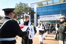 육군2군단 장병들이 지난 4일 강원 화천군 화천체육관에서 열린 ‘2025년 6·25전쟁 전사자 발굴유해 합동영결식’에서 유해를 운구하고 있다. 부대 제공