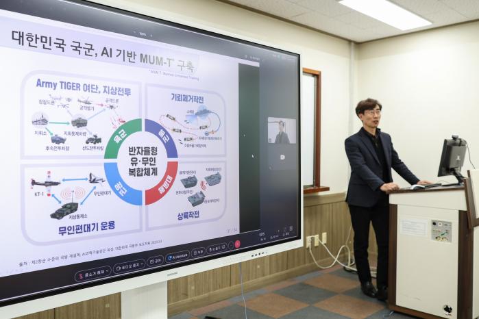 홍익대 세종캠퍼스 상경대학 강의실에서 이종훈 국방AI융합학과 교수가 실시간 온라인 학습체계(Webex)로 원격 강의를 하고 있다.