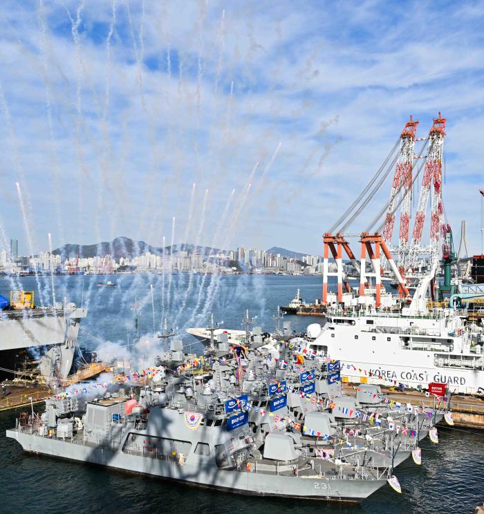 8일 부산 HJ중공업에서 열린 신형 고속정(PKMR) 1~4번함 통합 진수식에서 진수를 축하하는 폭죽이 터지고 있다. 해군 제공