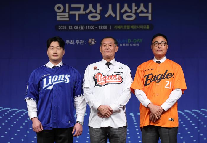 8일 서울 강남구 리베라호텔에서 열린 ‘2025 일구상 시상식’에서는 ‘21번 영구결번 착장식’이 함께 진행됐다. 프로야구에 똑같은 21번을 영구결번으로 남긴 오승환(삼성 라이온즈·왼쪽부터), 박철순(OB 베어스), 송진우(한화 이글스) 3명이 구단 유니폼을 입고 기념촬영하고 있다. 연합뉴스