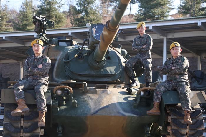육군 최정예 300전투원 ‘최정예 전차팀’으로 선발된 육군60보병사단 전차대대 장병들. 왼쪽부터 염경민 예비역 하사, 임송현 중사, 김호장 예비역 중사. 부대 제공