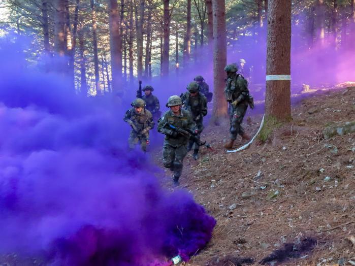 육군부사관학교 초급리더과정 교육생들이 종합전투훈련(N-BICT) 기간 KCTC 훈련장에서 전투기술을 숙달하고 있다.