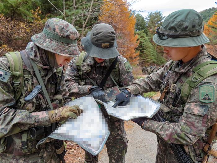 지형정찰 중 함께 토의하고 있는 교육생들.