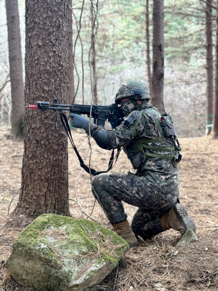 나무 뒤에 엄폐 후 사격하는 모습.