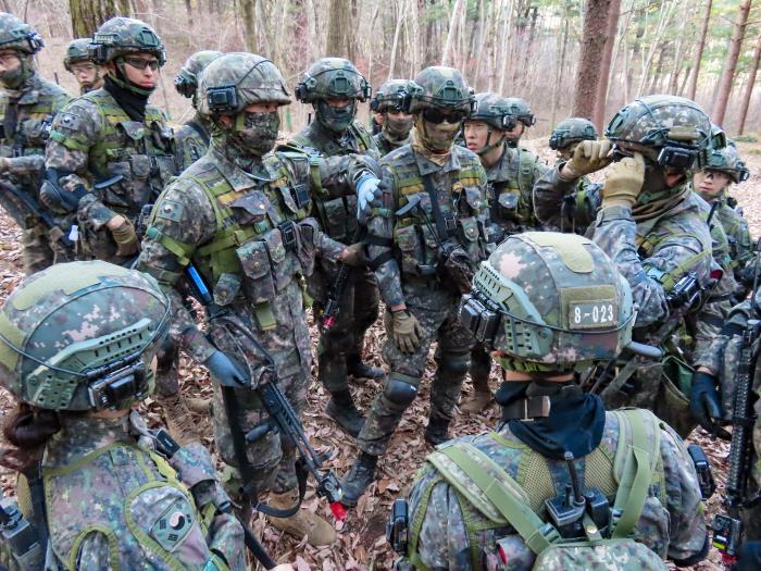 교육생들이 자체 사후검토를 하고 있다.