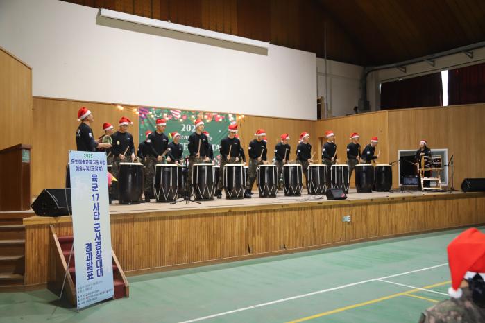 육군17보병사단 군사경찰대대 장병들이 지난 5일 부대에서 열린 ‘MP 윈터 페스타’에서 난타 공연을 선보이고 있다. 부대 제공